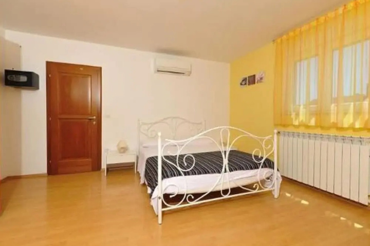Room 6 of 19