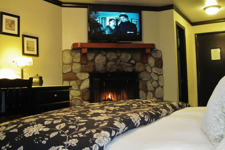 Deluxe King Bed Partial Lake View (46 of 48)