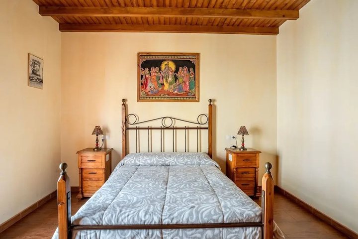 Room 5 of 16