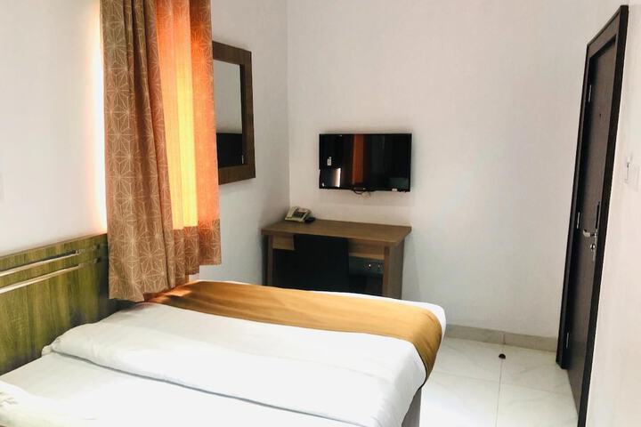 Room 5 of 11