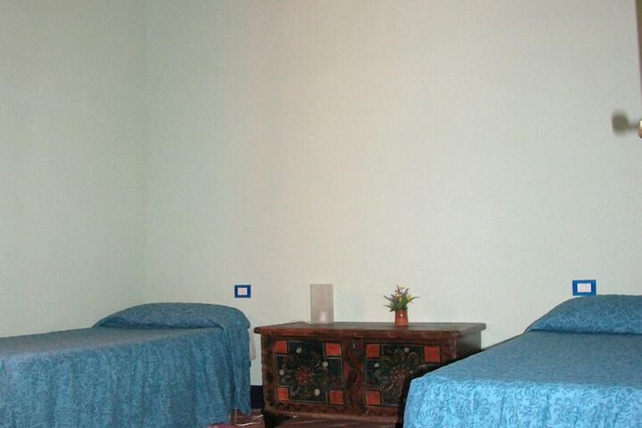 Room 5 of 16
