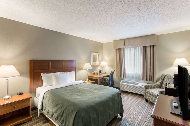 1 Double Bed Accessible (9 of 13)