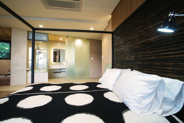 Room 11 of 253