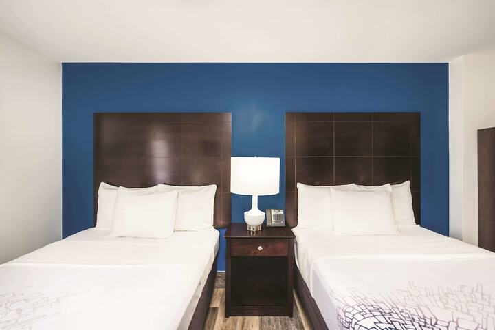 2 Double Beds (3 of 7)