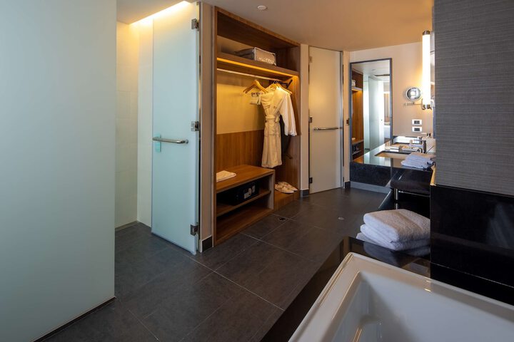 Room 48 of 77