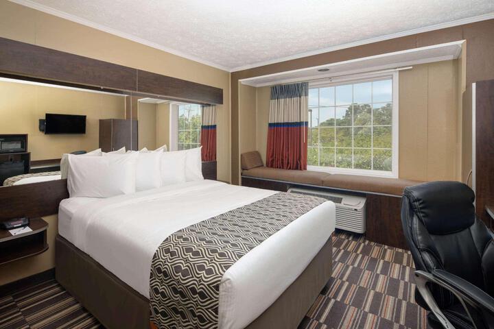 1 Queen Bed (10 of 21)