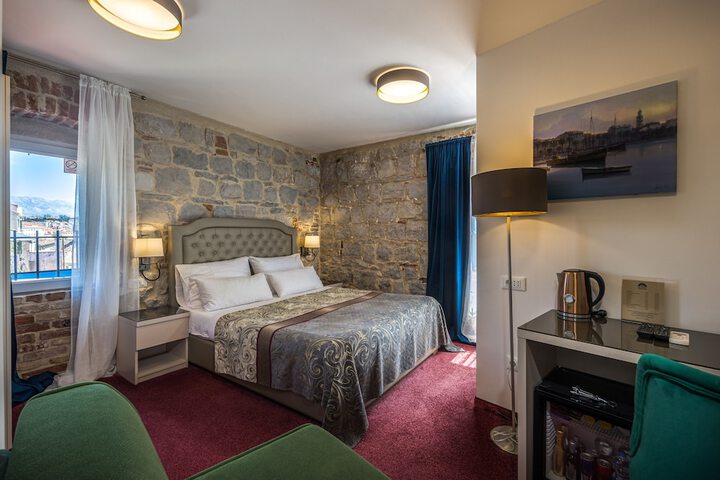 Room 16 of 48