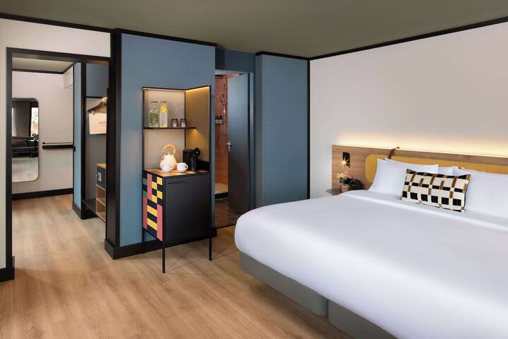 Room 33 of 72