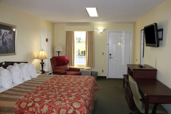 1 King Bed (2 of 4)