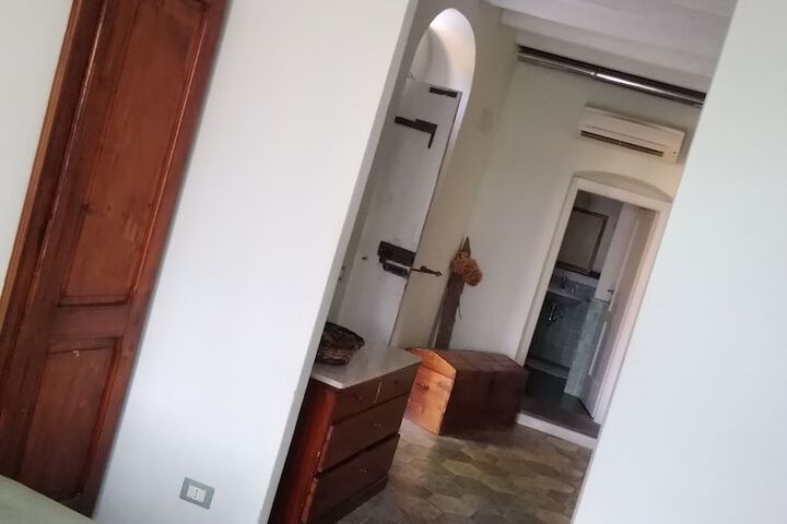 Room 8 of 33