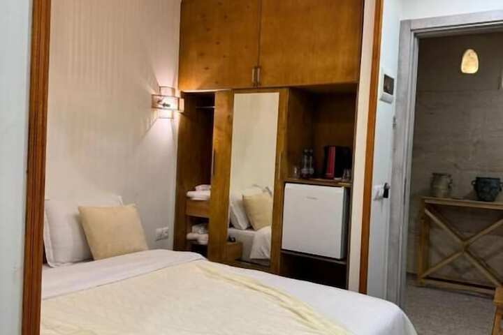Room 6 of 42