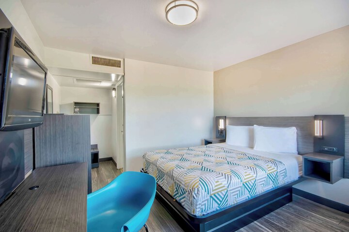 1 Queen Bed (1 of 8)