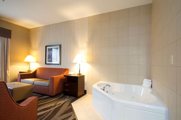 1 King Bed (2 of 13)