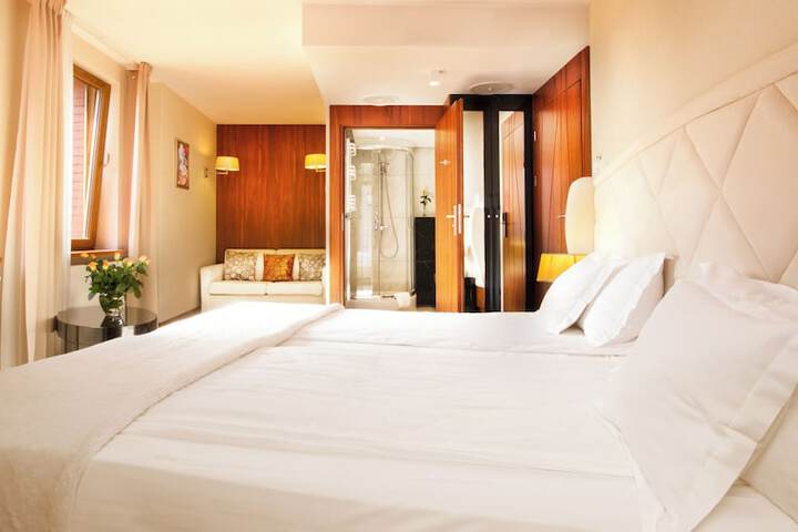 Room 6 of 17