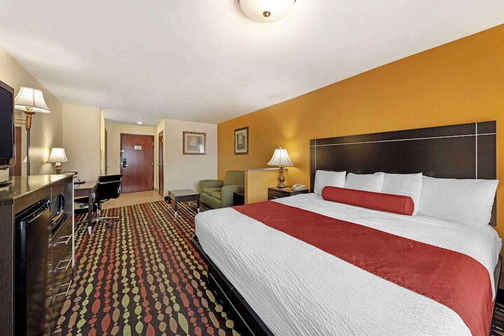 1 King Bed Pet Friendly Room High Speed Internet Accessible Microwave and Refrigerator Full (5 of 15)