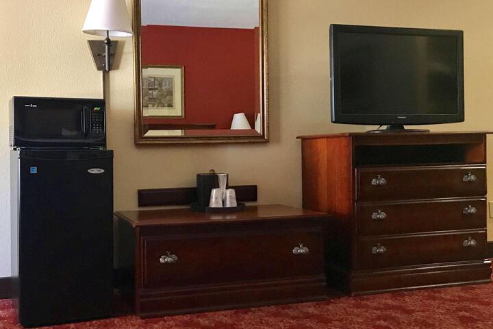 2 Queen Beds High Speed Internet Accessible Microwave and Refrigerator, Coffee Maker Iron and Ironing Board Hairdryer Full Breakfast (5 of 10)