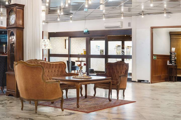 Entrance & Lobby