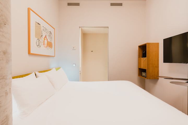 Room 4 of 115