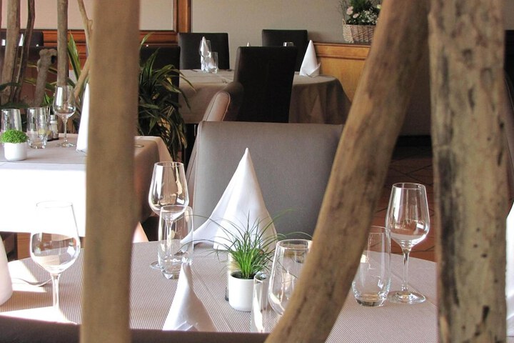 Dining 33 of 56