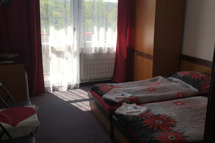 Room 9 of 76
