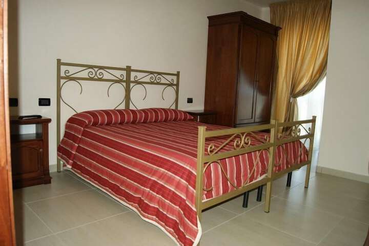 Room 13 of 27