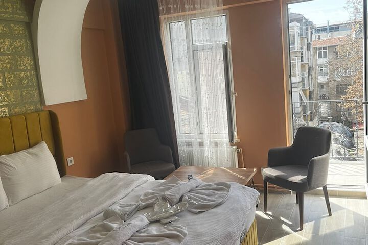 Room 13 of 22