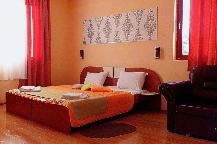Room 6 of 16
