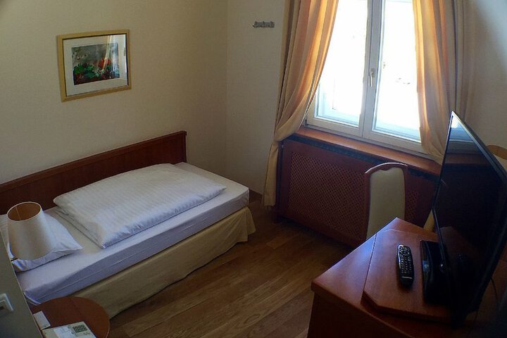 Room 4 of 32