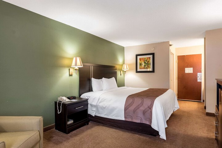 1 King Bed (4 of 6)