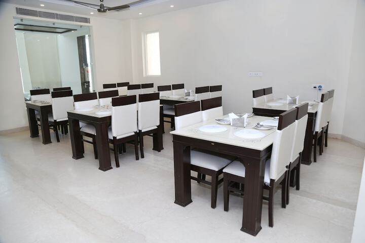 Dining 9 of 13