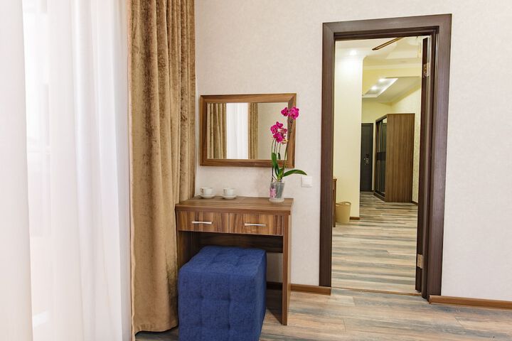 Room 10 of 32