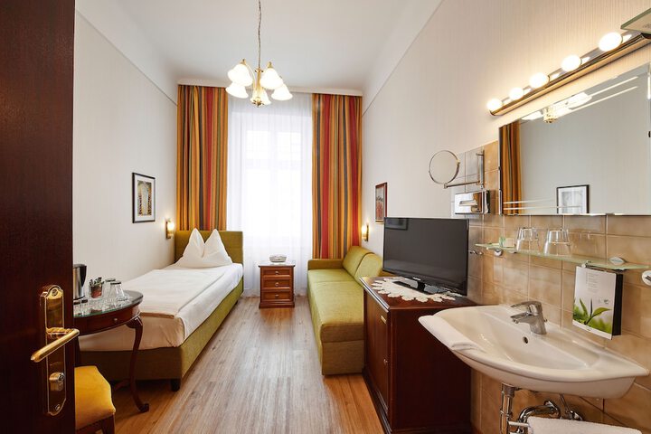 Room 13 of 48