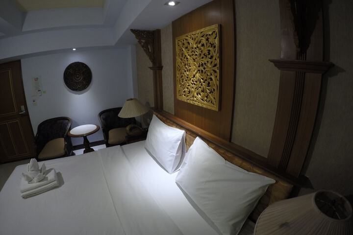 Room 8 of 77