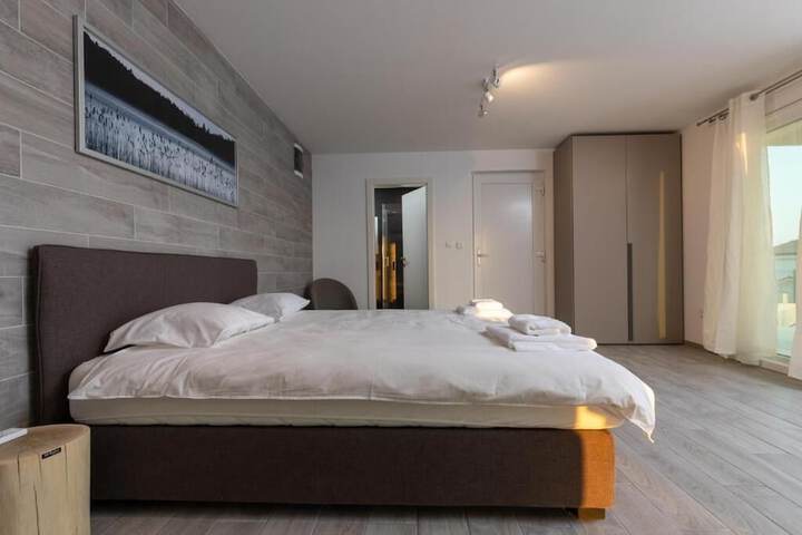 Room 25 of 194
