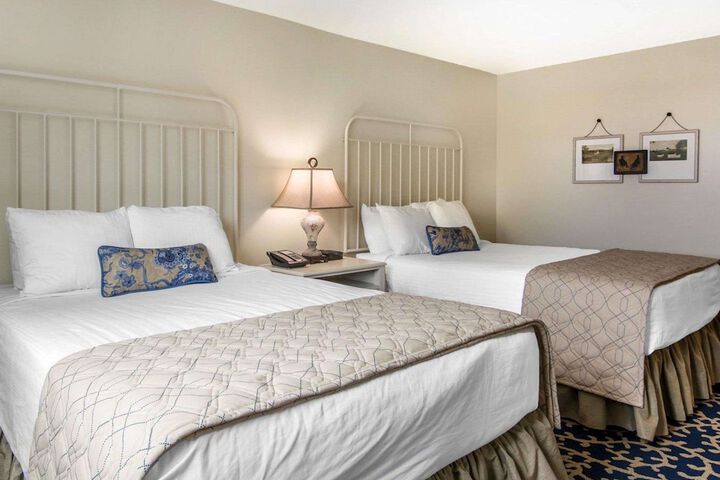 1 Queen Bed (3 of 13)