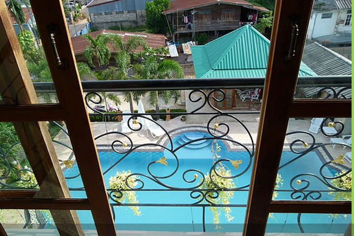 Lounge 18 of 23