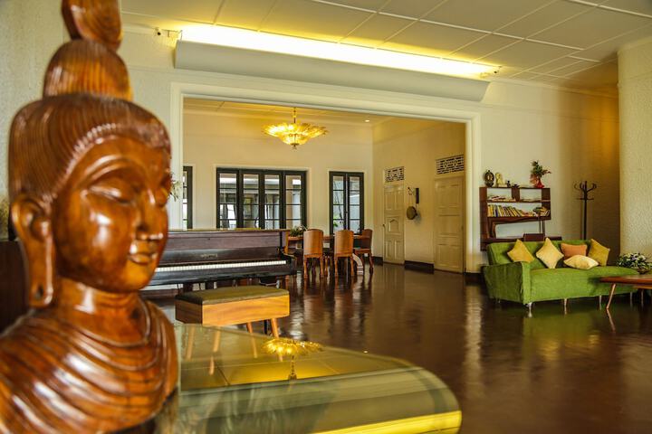 Entrance & Lobby