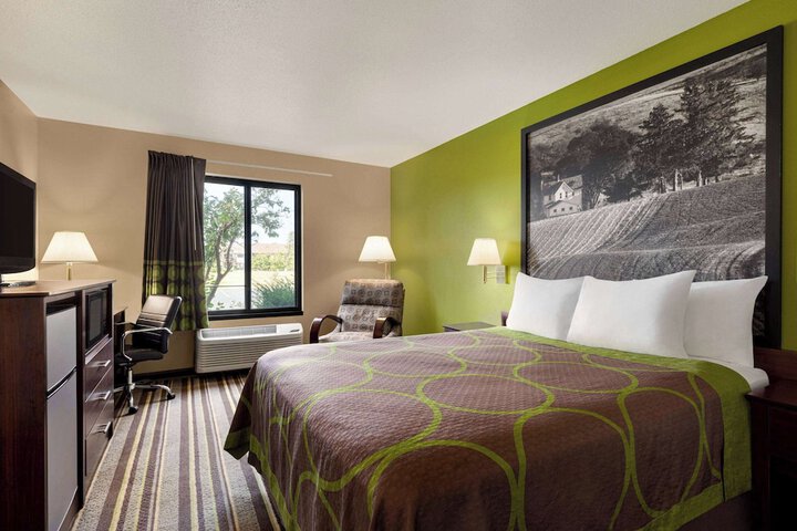 1 Queen Bed (7 of 24)