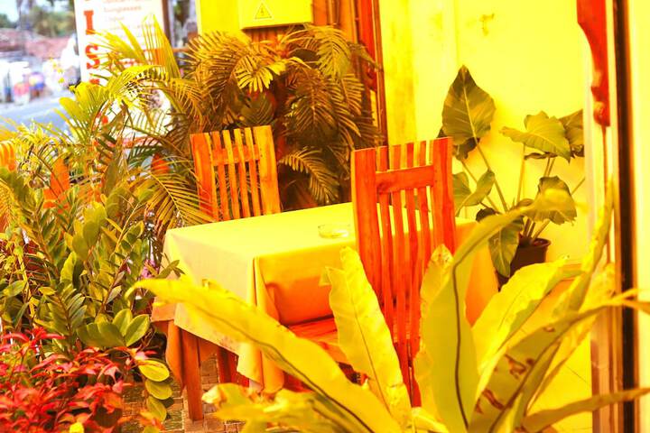Dining 28 of 48