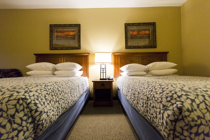 2 Queen Beds (16 of 19)