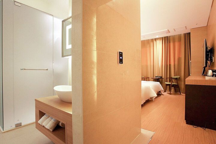 Room 15 of 21