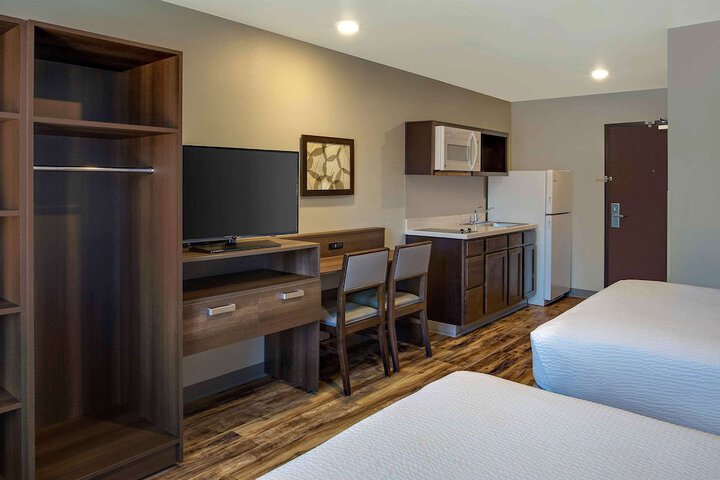 Queen Bed Kitchen Accessible (4 of 12)
