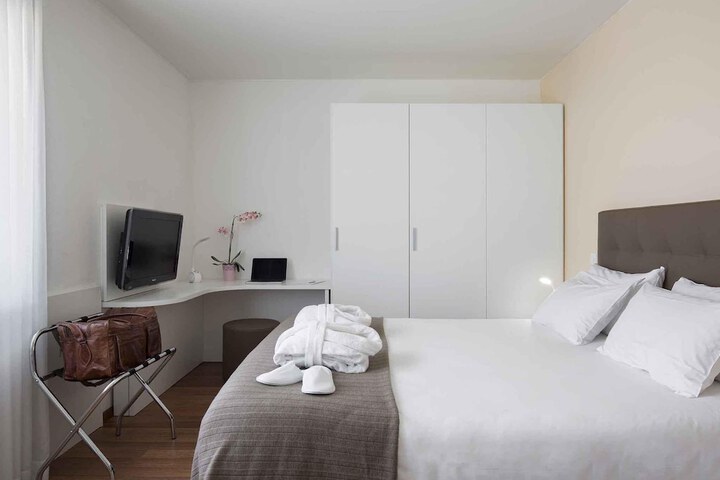 Room 42 of 106