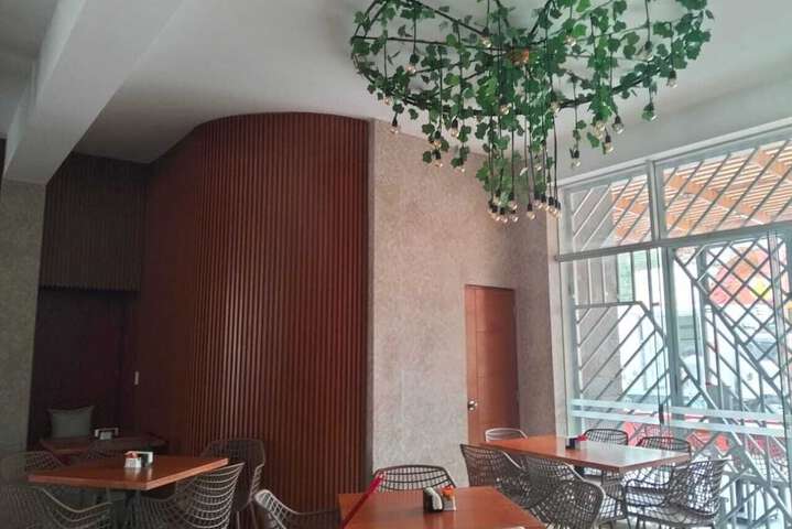Dining 11 of 12