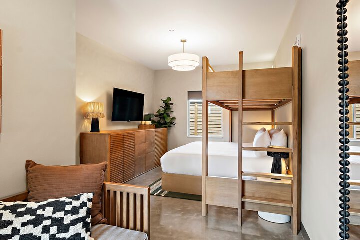 Room 3 of 73