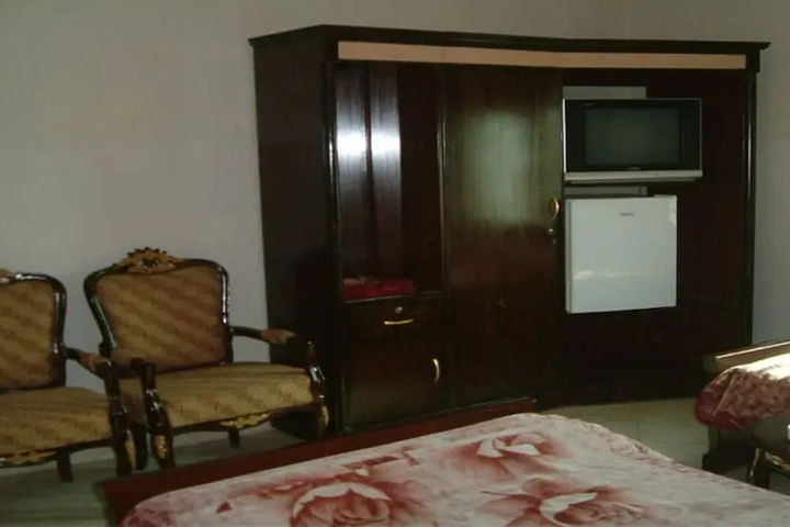 Room 2 of 2