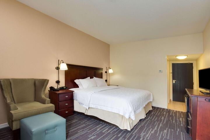 1 King Bed (4 of 10)