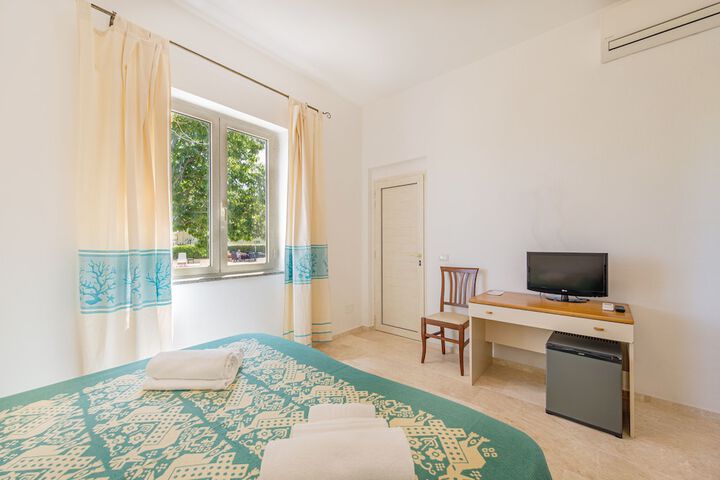 Room 16 of 104