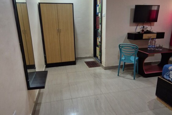 Room 18 of 28