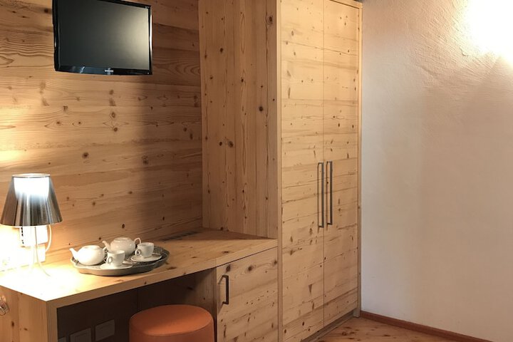 Room 3 of 83
